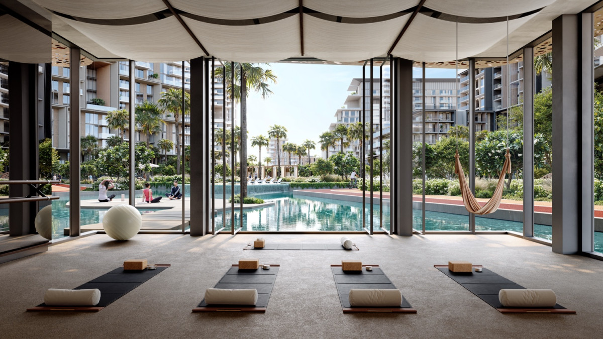 Studio de yoga en bord de piscine entouré de palmiers, conçu pour la détente et le bien-être