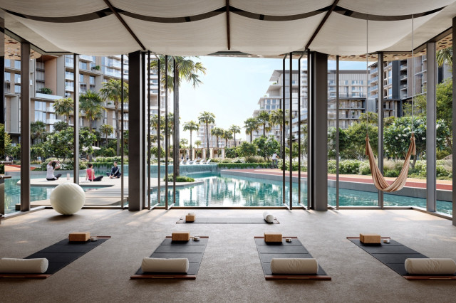 Studio de yoga en bord de piscine entouré de palmiers, conçu pour la détente et le bien-être