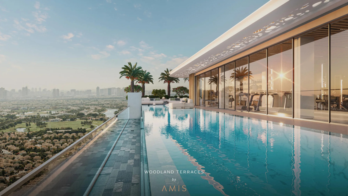 Piscine sur le rooftop avec vue sur Dubaï à Woodland Terraces